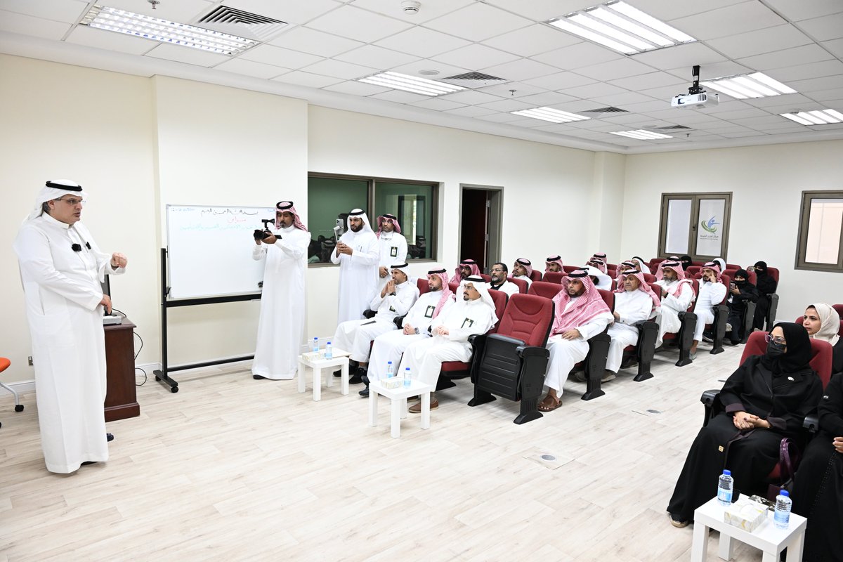 أطلقت #جامعة_الملك_عبدالعزيز ممثلةً بمركز تعزيز الصحة والإدارة العامة للموارد البشرية، وبالتعاون مع الهيئة السعودية للتخصصات الصحية، برنامج تطوير الأخصائيين النفسيين والاجتماعيين بالجامعات السعودية، بمشاركة أكثر من 800 مختص من داخل الجامعة وخارجها، بهدف رفع الكفاءة المهنية وتحسين