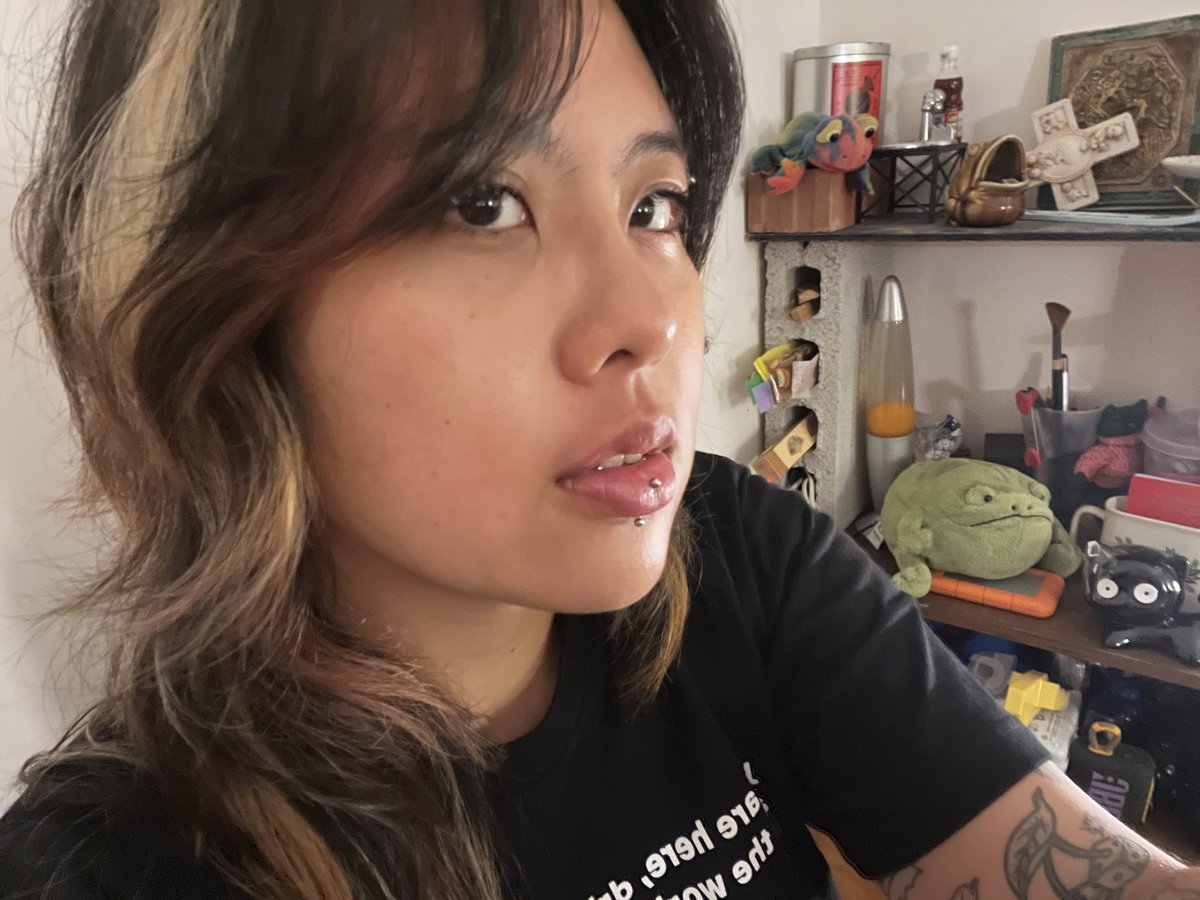 angk0ngsiao's tweet photo. i am no longer living with cardboard boxes. celebrating by taking photo of myself https://t.co/zLP4xIeEgV