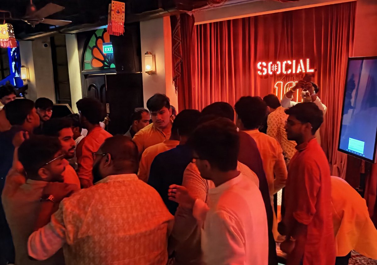 TechSAM009's tweet image. Time to Dance✨🎊
#QuestersMeet
#FestiveEdition✨
#Kolkata
#iQOO
@IqooInd 
@nipunmarya 
@parakram_h