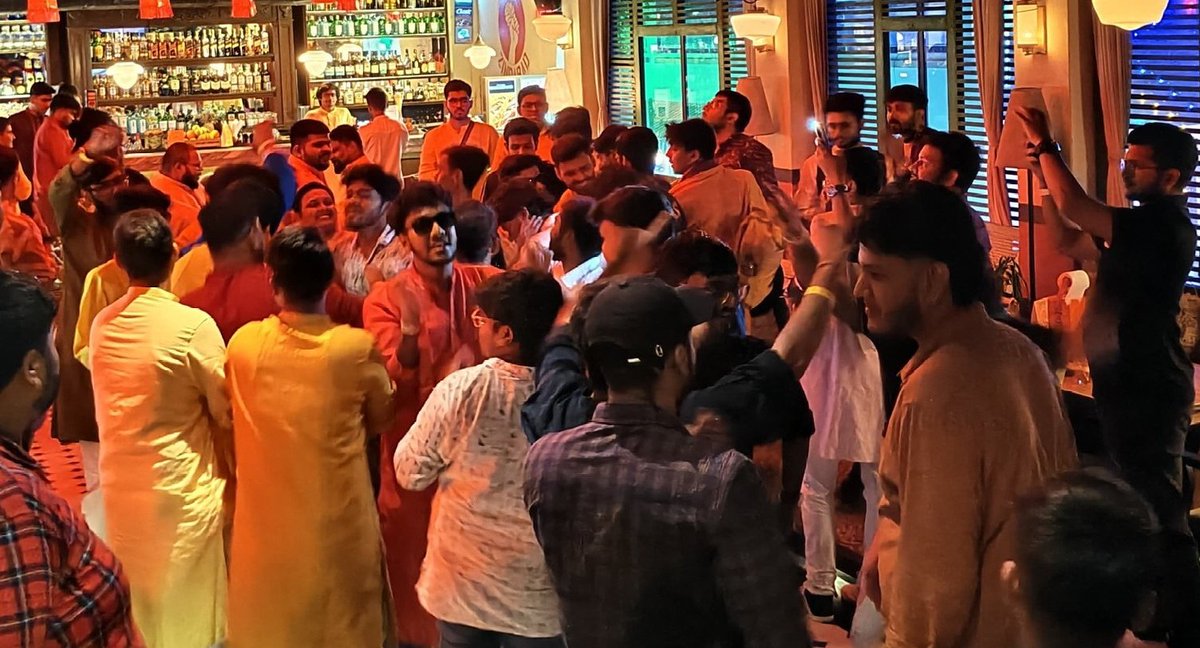 TechSAM009's tweet image. Time to Dance✨🎊
#QuestersMeet
#FestiveEdition✨
#Kolkata
#iQOO
@IqooInd 
@nipunmarya 
@parakram_h