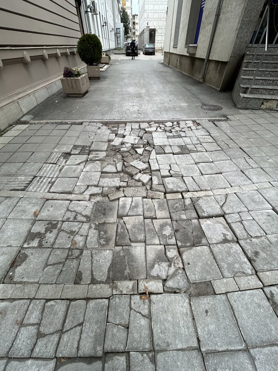 Alex74Djukic's tweet image. Ovo raspadanje trotoara ispred Moderne galerije u Valjevu može da liči na pokušaj pravljenja velikog podnog mozaika. U Valjevu je umetnost izašla na ulice.