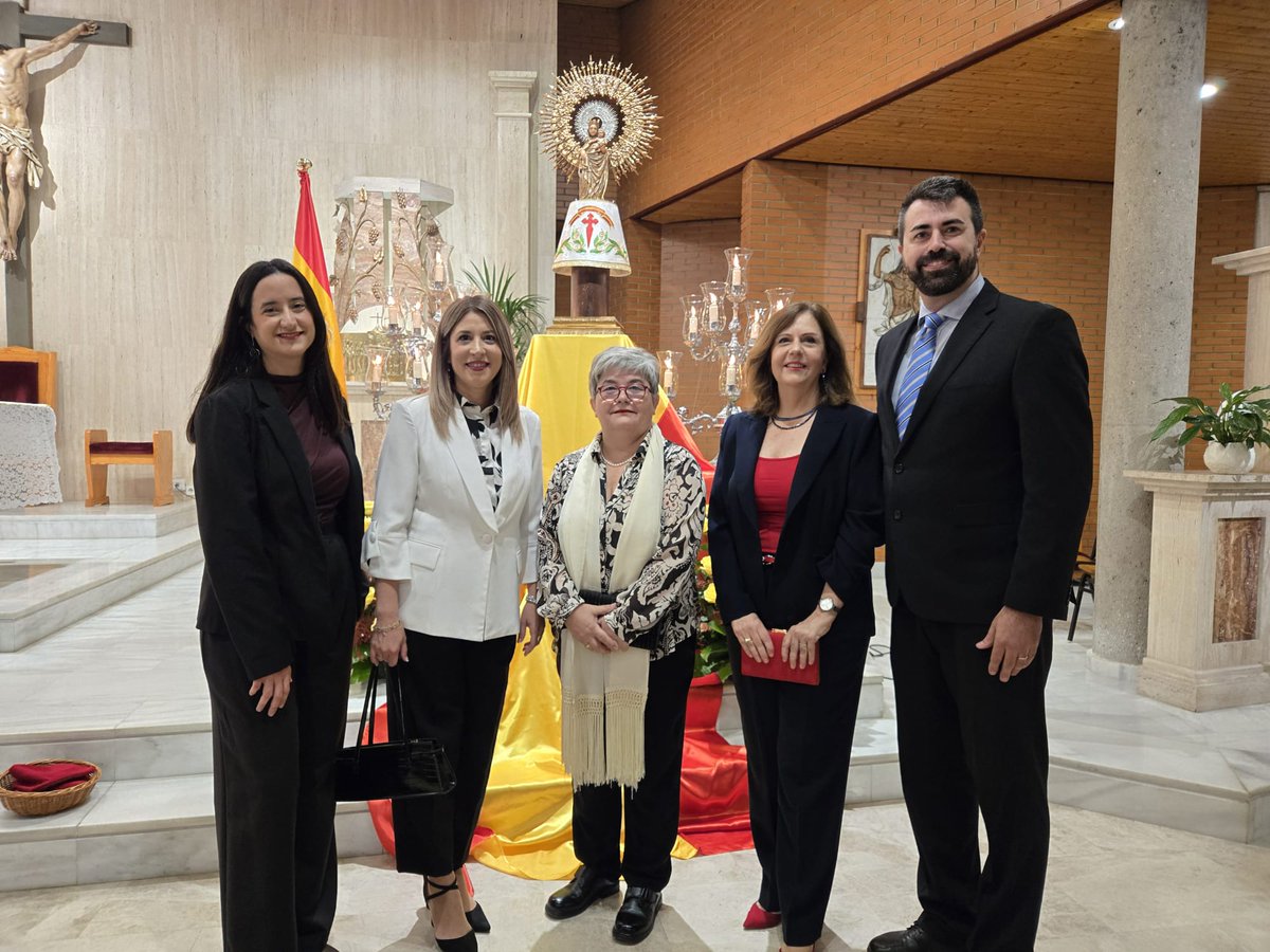 Reconozco que el 12 de octubre, es un día especial. Normalmente me siento y veo el desfile de las fuerzas armadas en la tele.
Este año, ha sido diferente y he podido asistir a la misa en honor a la patrona de Guardia Civil, la virgen del Pilar y su posterior celebración.