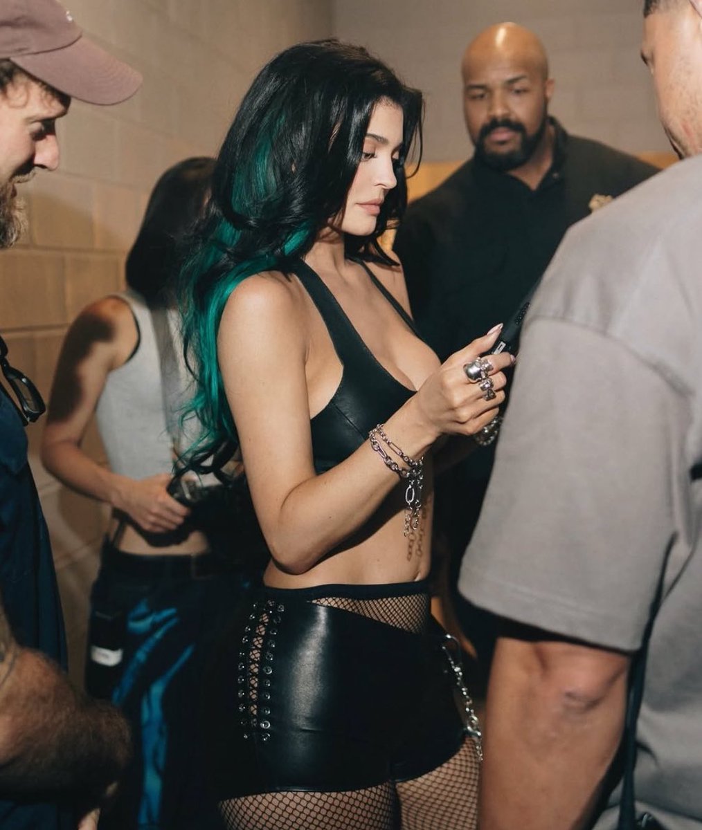 WOW, KYLIE KING IS BACK!