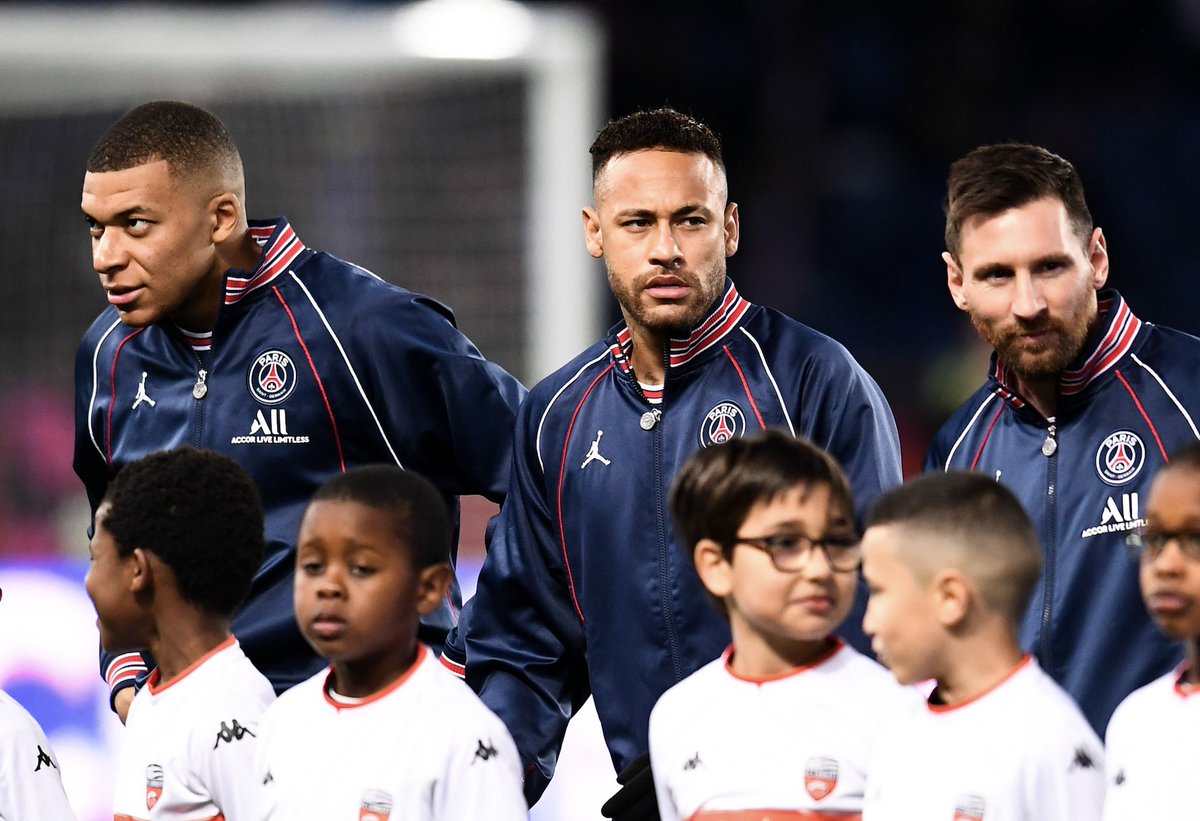 TouchlineX's tweet image. 🚨🗣️ Kylian Mbappé on playing with Leo Messi:
"I was very surprised because it was very normal inside a locker room. When you are famous there are many people who put a label on you of how you are as a person and as a player."
"But Messi is totally normal, he has respect for…