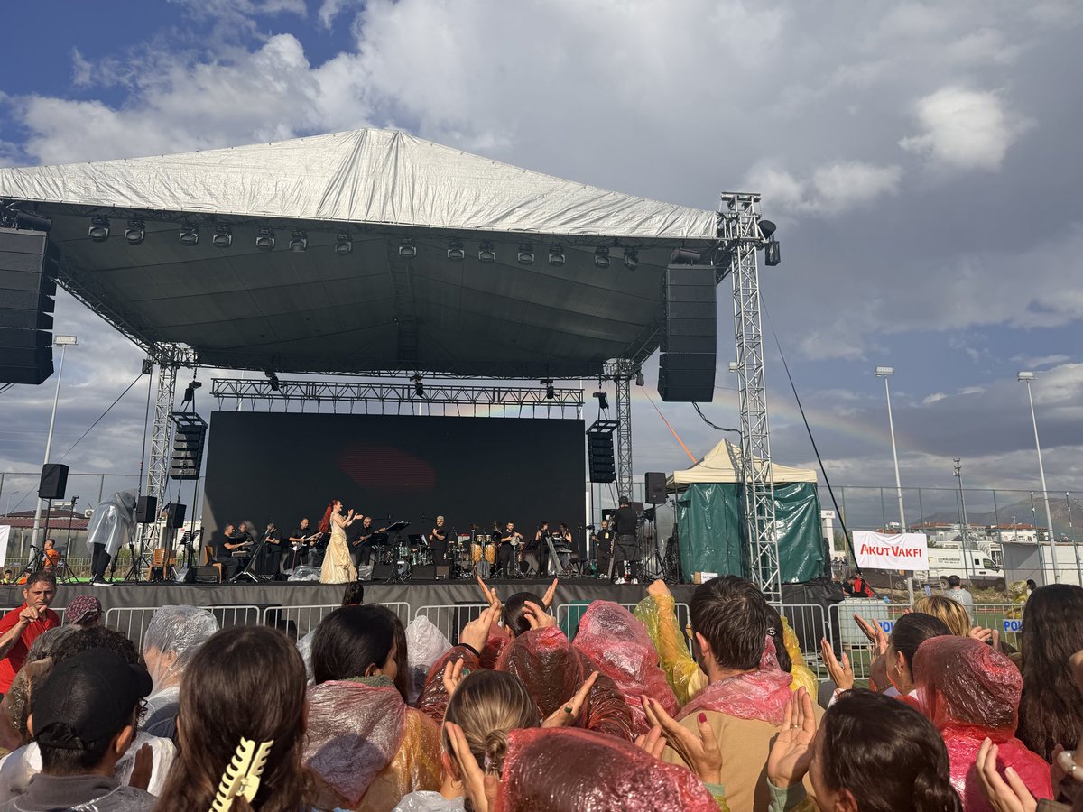 Her şeye rağmen devam etti ve sonuç fonda gökkuşağı. Seviyorum bu kadını❤️