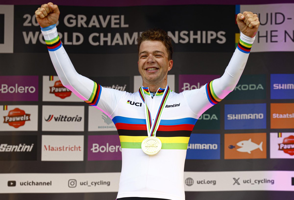 Florian Vermeersch had voorafgaand aan het WK gravel nog contact met Tadej Pogacar, maar dat ging voornamelijk over andere dingen dan wielrennen. "Speciaal om te zeggen dat ik dezelfde trui mag dragen als hij." 👇
wielerrevue.nl/artikel/666359…