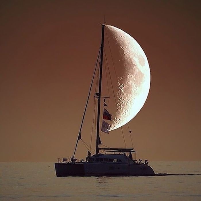 Amazingly Captured•••😃❤️⛵🌕 

Photography Goals for those who love astronomy 👌❤️