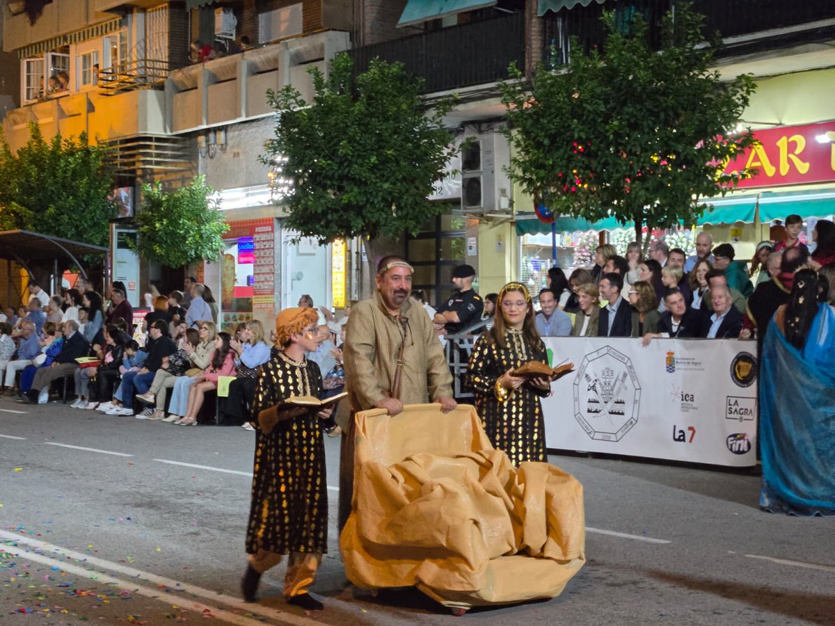 Este año, como en años anteriores, he disfrutado y mucho del gran desfile de Moros y Cristianos que la <a href="/FMyCMolina/">Federación de Moros y Cristianos Molina de Segura</a> ha organizado para que toda la ciudadanía molinense.
Aunque está vez ha sido muy especial al poder verlos desde un sitio muy privilegiado y de mucha responsabilidad