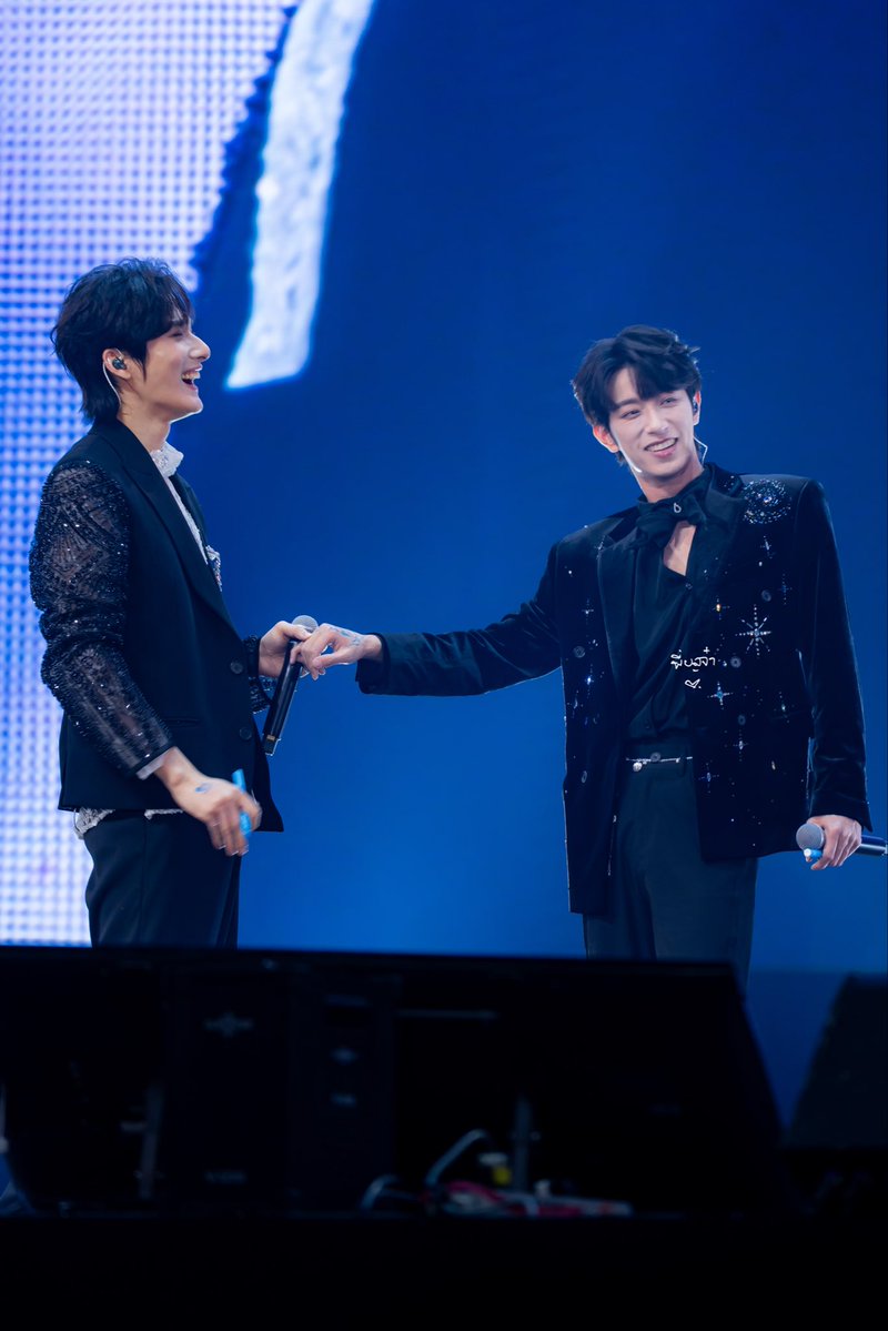 bluebosley's tweet image. มีคนใช้หน้าที่การงานในทางที่ชอบ(มาก)ค่ะ
แถมเขียนเสร็จไม่ยอมปล่อยมือด้วย
D4 FOREVER HEARTS
#D4FerventBKK
#Desire4ThailandFM
#Desire4inBangkok