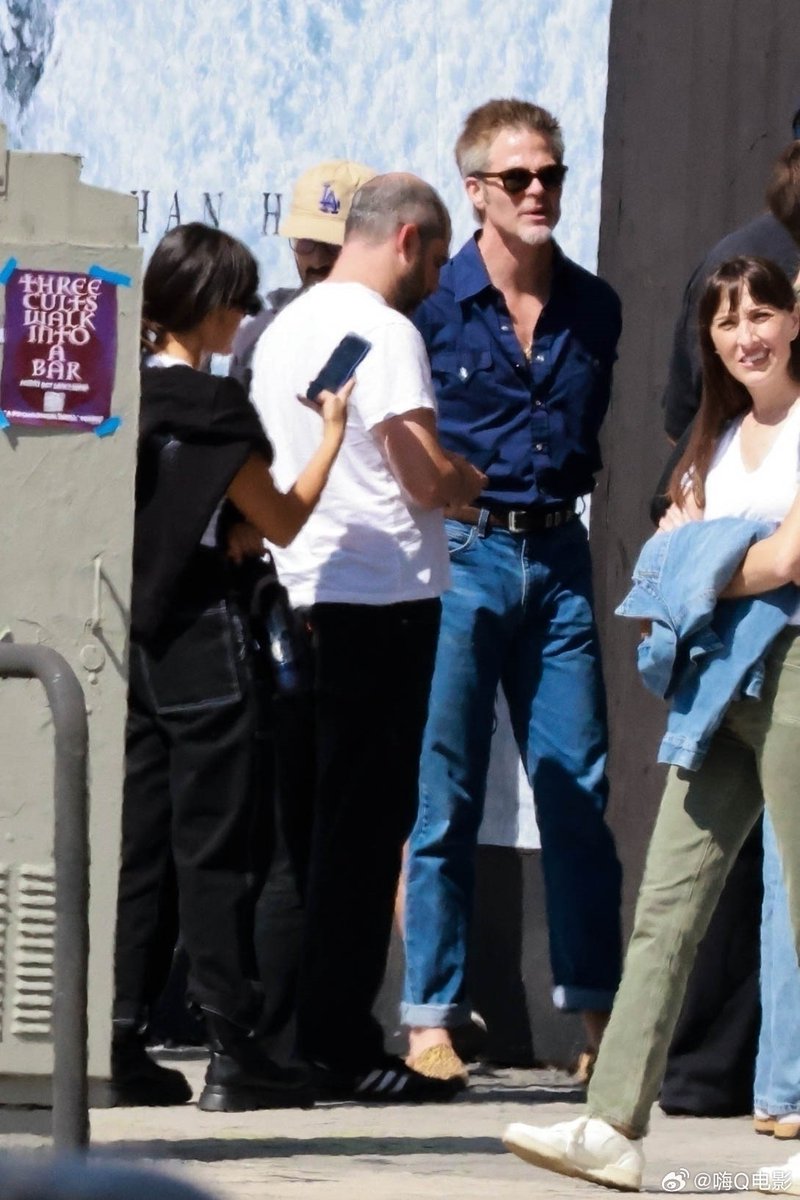 ภาพล่าสุด‼️ Chris Pine ถูกพบเห็นขณะกำลังต่อแถวอยู่ที่โรงภาพยนตร์ Vista ใน Los Feliz เมื่อวันที่ 7 ต.ค.ที่ผ่านมาครับ