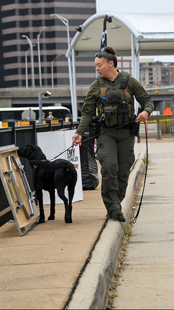 PFPAOfficial's tweet photo. Thanks to all the law enforcement and first responders who are working hard to ensure everyone has a safe and enjoyable annual @armytenmileratm! #RunArmyStrong https://t.co/6qYVXpV7mt