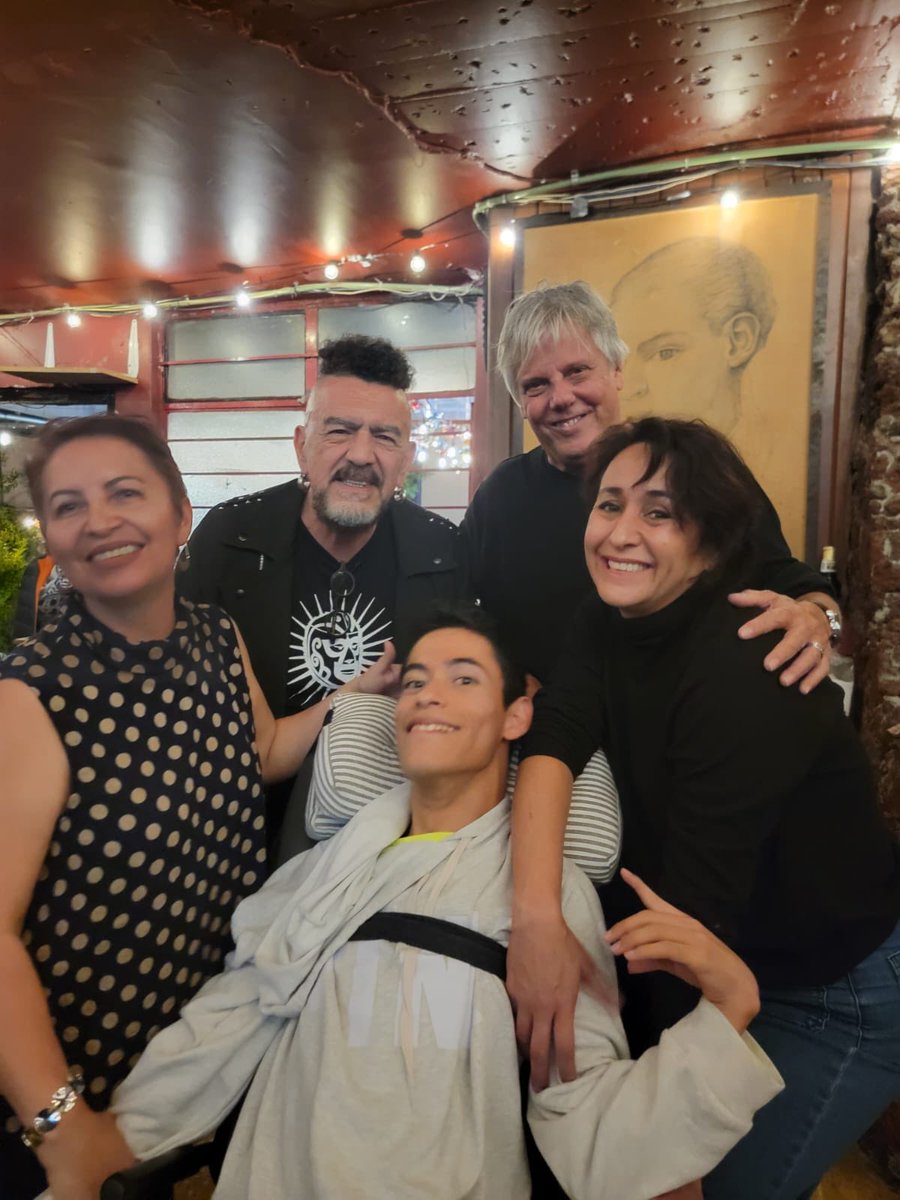 Anoche en el Vicio!
Además de Daniel y su mamá están en la foto Sergio Arau y Nora Huerta, y yo
No se pierdan “Mentirijillas” y tampoco “Memorias de Cuba”