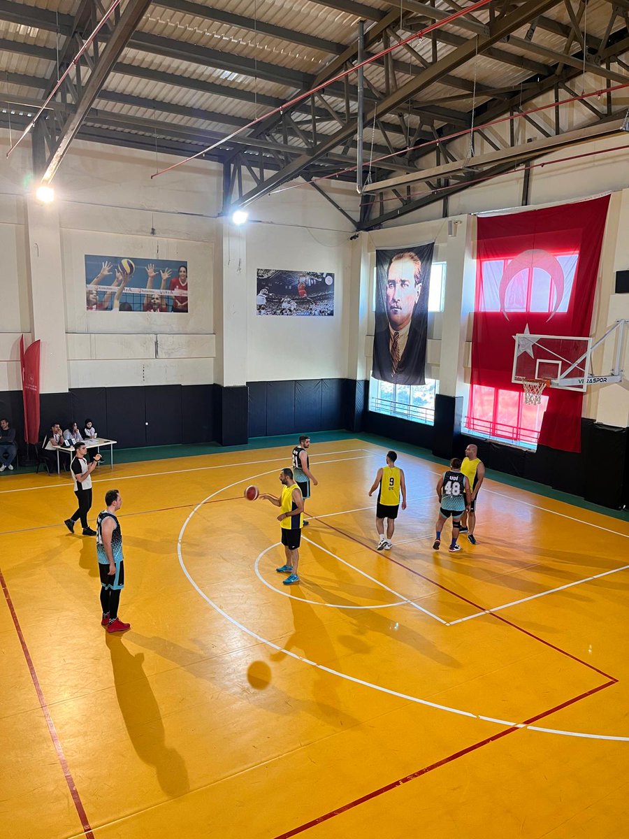 Şair Nabi Ortaokulu Haliliye - Şanlıurfa (@sairnabioo) on Twitter photo Okulumuz öğretmenlerinin kurduğu basketbol takımı,Kamu spor oyunları müsabakalarında il 3.sü olmuştur.Kasım ayında ilimizi temsilen Diyarbakır'a bölge finallerine katılacaklar.🏆 <a href="/UrfaValiligi/">T.C. ŞANLIURFA VALİLİĞİ</a> <a href="/hasansildak/">Hasan ŞILDAK</a> <a href="/sanliurfammem63/">Şanlıurfa İl Milli Eğitim Müdürlüğü</a> <a href="/ASIM_SULTANOGLU/">Asım SULTANOĞLU</a> <a href="/mserkansahin/">Dr. Muhammed Serkan SAHIN</a> <a href="/HaliliyeMem/">Haliliye İlçe Milli Eğitim Müdürlüğü</a> <a href="/rac_iper/">Mehmet Sıraç İper</a> Okulumuz öğretmenlerinin kurduğu basketbol takımı,Kamu spor oyunları müsabakalarında il 3.sü olmuştur.Kasım ayında ilimizi temsilen Diyarbakır'a bölge finallerine katılacaklar.🏆 <a href="/UrfaValiligi/">T.C. ŞANLIURFA VALİLİĞİ</a> <a href="/hasansildak/">Hasan ŞILDAK</a> <a href="/sanliurfammem63/">Şanlıurfa İl Milli Eğitim Müdürlüğü</a> <a href="/ASIM_SULTANOGLU/">Asım SULTANOĞLU</a> <a href="/mserkansahin/">Dr. Muhammed Serkan SAHIN</a> <a href="/HaliliyeMem/">Haliliye İlçe Milli Eğitim Müdürlüğü</a> <a href="/rac_iper/">Mehmet Sıraç İper</a>