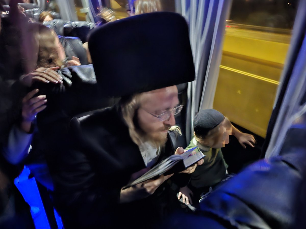 הבחור ה'צדיק' הזה דאג לצעוק על הבנות כאן שיעופו לסוף האוטובוס כי מדובר בקו חרדי עם הפרדה מגדרית - גברים מקדימה ונשים מאחורה - תוך דרישה שהבנות "יכבדו את הכללים" של האוטובוס החרדי.

זאת לא רק רמיסת חוק שמקוממת, אלא תחושת אדנות ובעלות על משאב ציבורי.

החובה שלנו היא לא לשתוק.