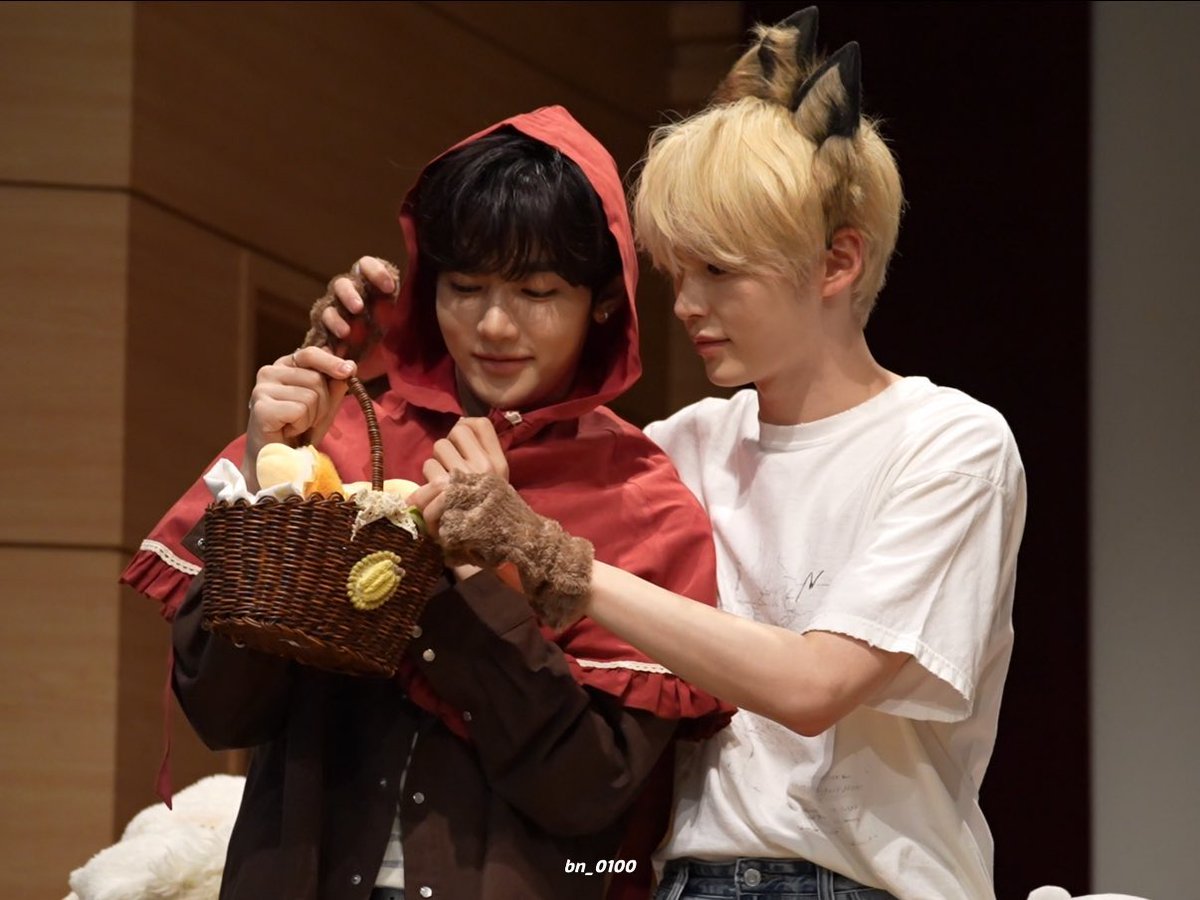 狼と赤ずきんなんて都合の良い集団幻覚かと思ったらこれ現実？？ビンさんより大きいはずなのに何故かはおちゃんの方がちいこく見えるんですがこれも幻覚？？？？