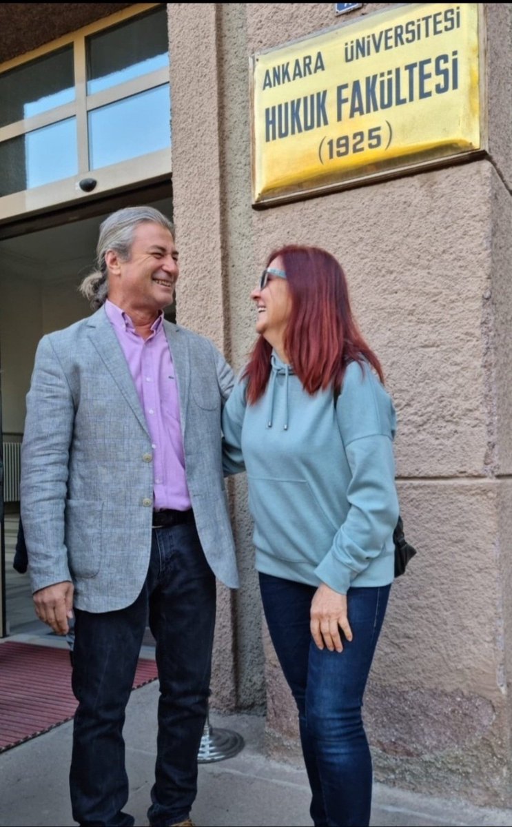 1979'da Ankara Hukuka girdim, yılın son dersi bir kızı ilk kez gördüm🤩
Ertesi yıl başında tören oldu, derece yapmışım, dekan ödül verdi, havalandım biraz🤦‍♂️ o şımarıklıkla aynı kızı görünce "çok güzel olmuşsun" dedim🥳
Sonra bu 2 fotoğrafı çekildik👩‍❤️‍👨
40 yıl önce😍
40 yıl sonra🥰