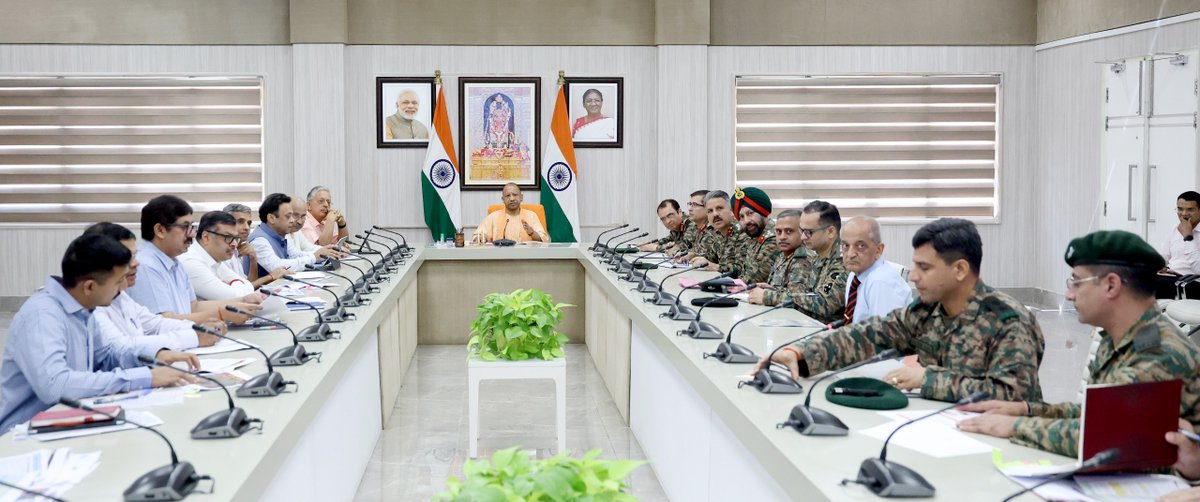 CMOfficeUP's tweet image. #UPCM @myogiadityanath ने आज जनपद लखनऊ स्थित अपने सरकारी आवास पर गोमती तट की स्वच्छता के सम्बन्ध में टेरिटोरियल आर्मी के साथ एक उच्चस्तरीय बैठक की। 

मुख्यमंत्री जी ने बैठक में &apos;स्वच्छ, अविरल और निर्मल गोमती&apos; के संकल्प को साकार करने की दिशा में ऐतिहासिक पहल करते हुए &apos;गोमती नदी…