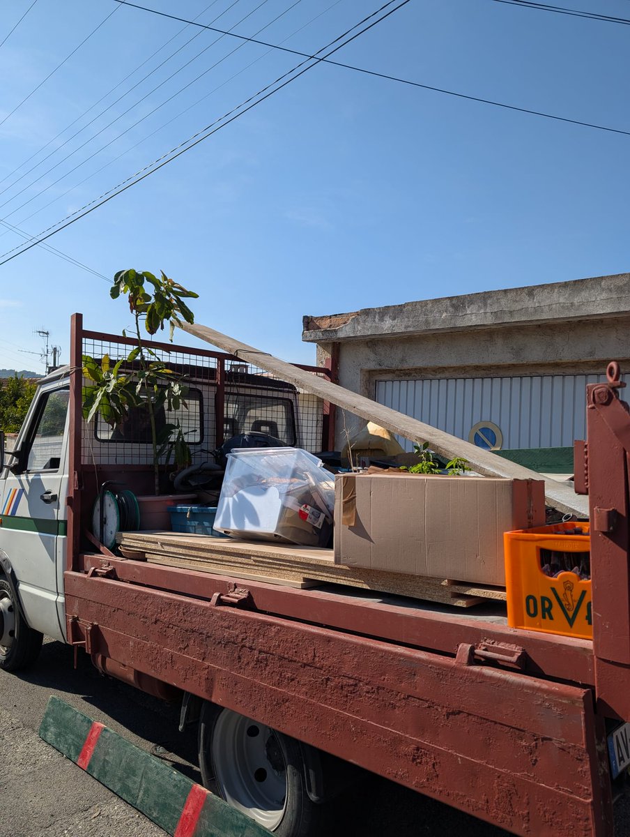 Aujourd'hui, le camion sert enfin à la tâche pour laquelle on l'a acheté initialement 🤓
#JeSuisIveco