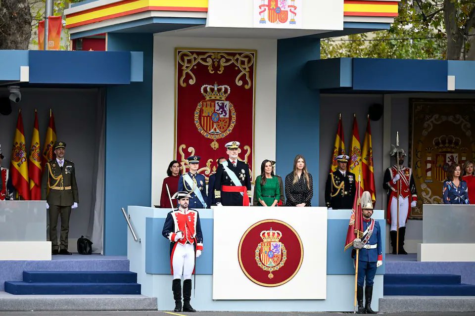 🇪🇸 Feliz Día de la Hispanidad
La familia Real ha presidido hoy en Madrid los actos del 12 de octubre, con un desfile que ha reunido a las Fuerzas Armadas, Guardia Civil, Policía Nacional y miles de ciudadanos en una jornada de orgullo nacional.
#DíaDeLaHispanidad #12O #Felipe6Une