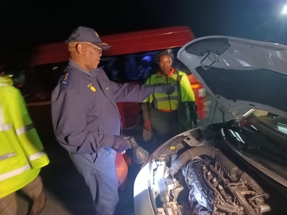 SAPoliceService's tweet photo. #sapsGP Deputy Provincial Commissioner of the police in Gauteng responsible for Crime Detection also acting as Deputy Provincial Commissioner for policing, Major General Mbuso Khumalo, led law enforcement agencies as they embarked on the weekend's #OperationShanela 2, where 777 suspects who have been on the run were apprehended.

The suspects were arrested for serious and violent crimes that include murder, attempted murder, assault with intent to cause grievous bodily harm, robbery, rape and sexual assault. #PoliceVisibility #FightingCrime ML
https://t.co/CkETJHDY5k