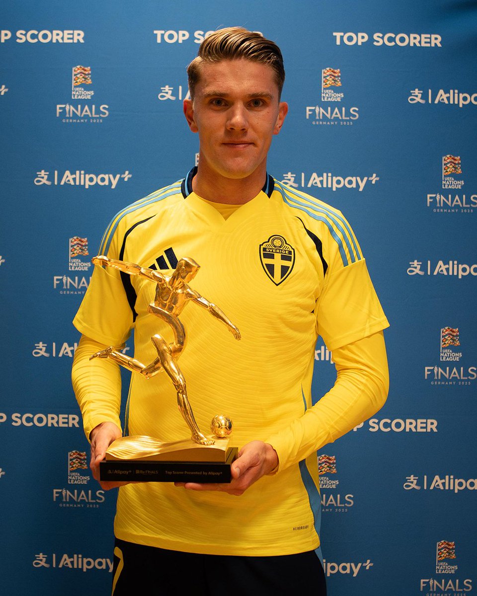 Viktor Gyökeres recebeu o prémio de "Melhor marcador da última edição da Nations League". 🇸🇪