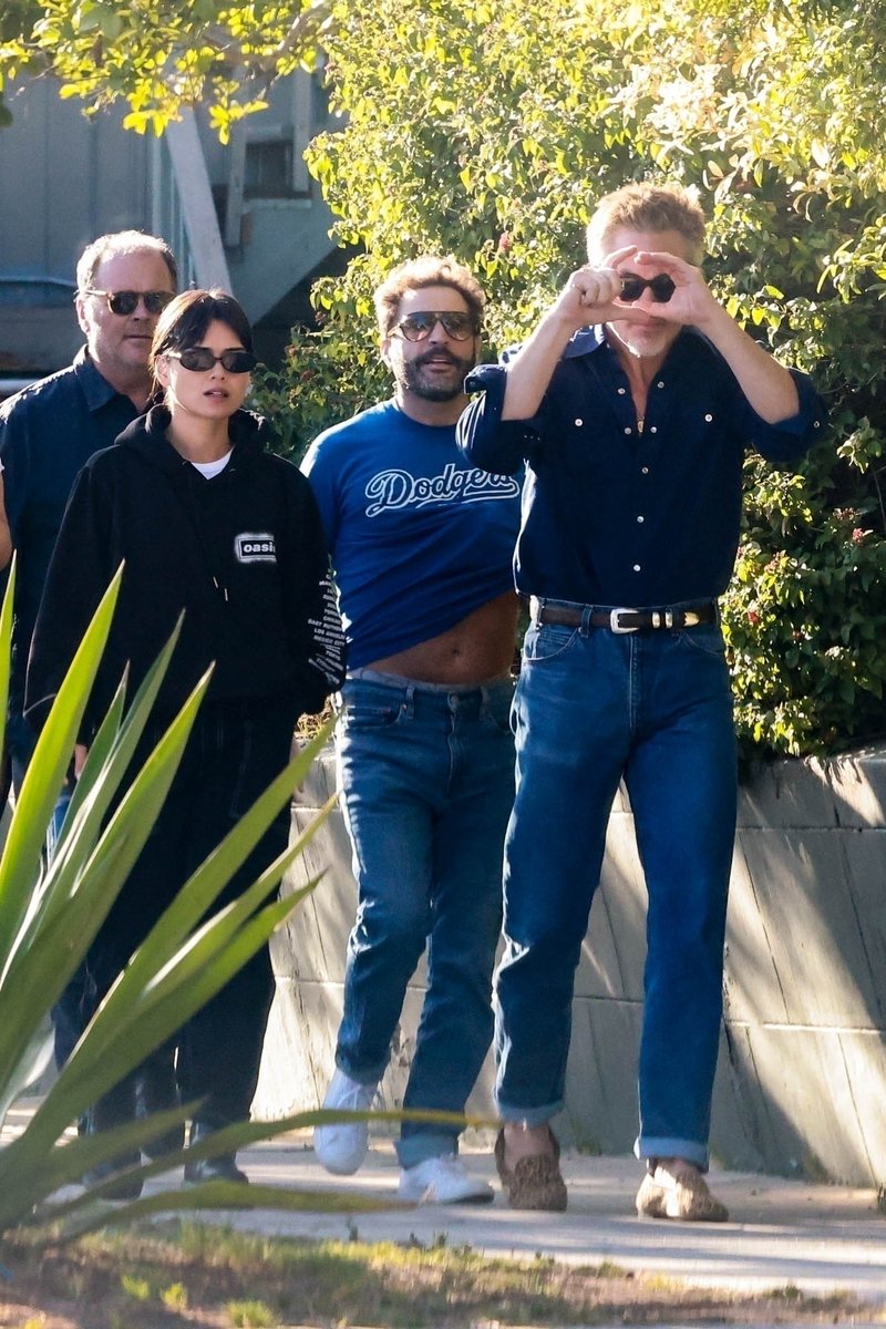 ภาพล่าสุด‼️ Chris Pine ถูกพบเห็นขณะกำลังต่อแถวอยู่ที่โรงภาพยนตร์ Vista ใน Los Feliz เมื่อวันที่ 7 ต.ค.ที่ผ่านมาครับ

ยังคงหยอกล้อปาปา น่าเอ็นดู 🥹