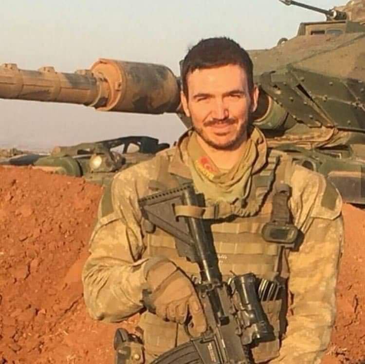 Bordo Bereli Şehidimizin babası Süleyman amca;

"Sen evlatların en güzeliydin. Özlemin her geçen gün dağ gibi büyüyerek devam ediyor. Şehidim, yiğidim, Furkan'ım şehadetin mübarek olsun..."

Şehit Hv.P.Asb.Üçvş. Furkan Yavaş
21 Aralık 2016 | El Bab