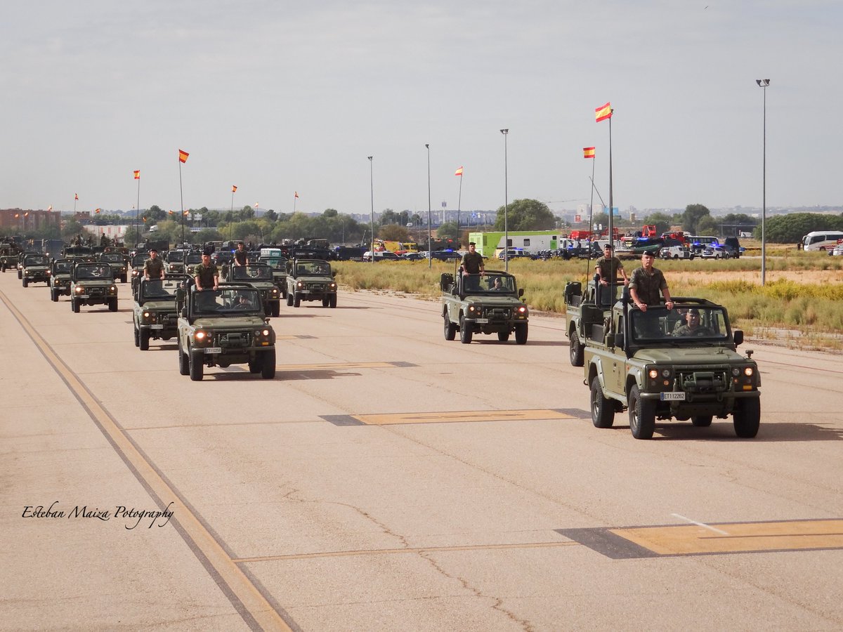 Visto el éxito del hilo de vehículos del desfile motorizado por el #DFN25 y que a muchos os ha parecido un desfile "descafeinado" (coincido plenamente), ahora va un mini-hilo con elementos que he echado de menos en el desfile de hoy.

 🧵⬇️