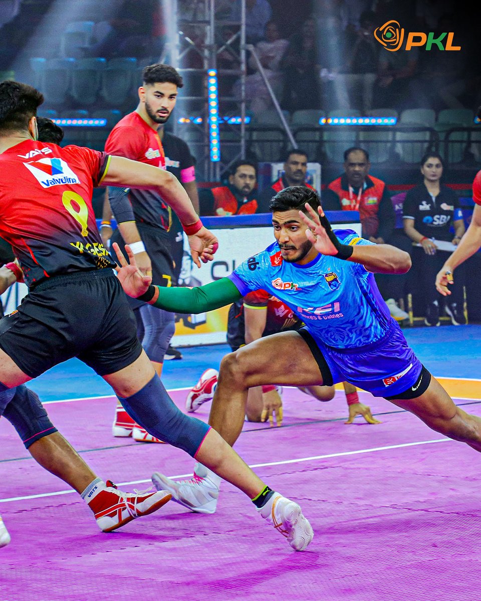 sports0180's tweet image. 🔥 Devank Dalal on fire! 🔥

13 matches, 13 Super 10s! 😱
The undisputed No. 1 Raider of #PKL Season 12. ⚡

Consistency like this = LEGEND! 👏🏽 #DevankDalal