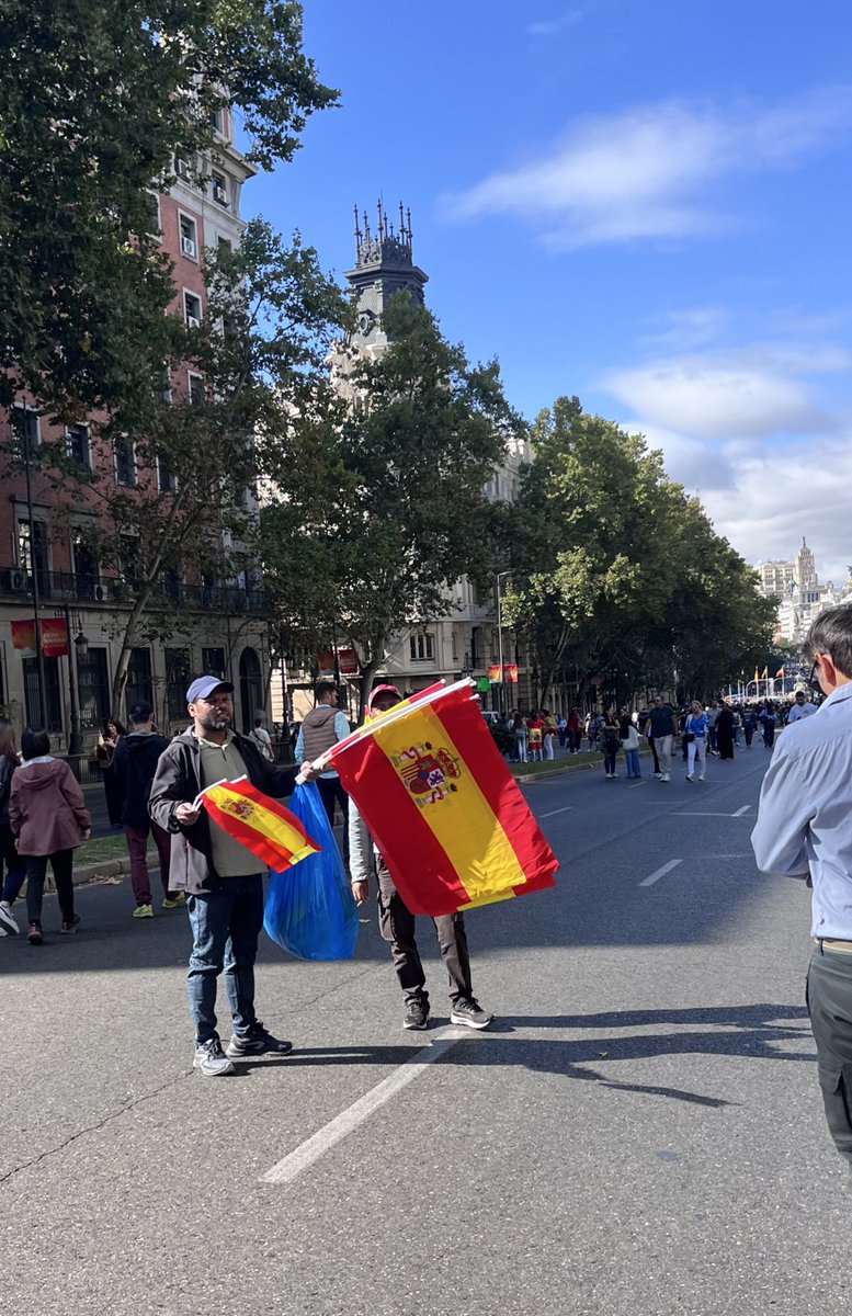 MirandaGV_'s tweet photo. Mi primer 12 de octubre en España. Me encontré con muchas banderas: hechas en la china, vendidas por inmigrantes indocumentados, y una docena de banderas franquistas portadas orgullosamente por hombres jóvenes, casi adolescentes diría yo. 

Un día de muchas preguntas. https://t.co/DoAgsHtYRb
