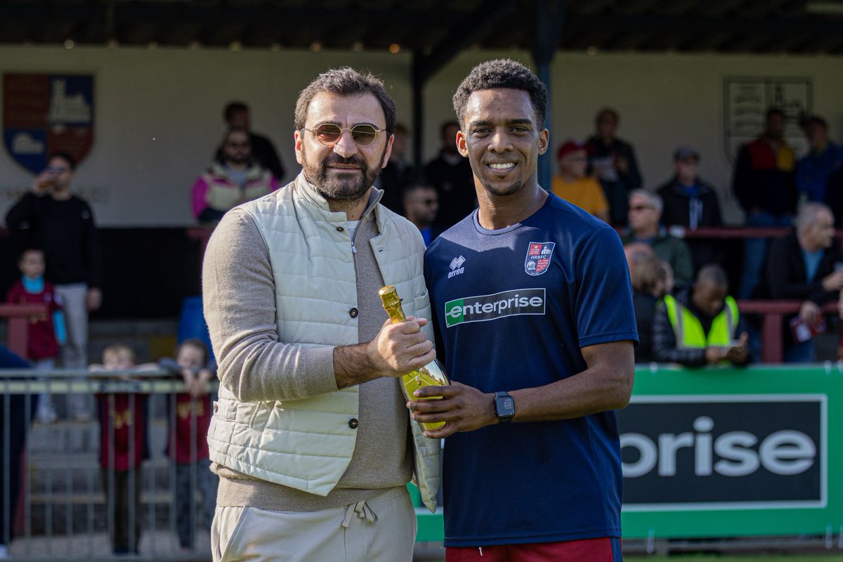 🎉A big congratulations to <a href="/CraigFasanmade/">Craig Fasanmade</a> , Our September Player of the Month!

U18 and First Team match day regular Giorgi Salaghishvili presented Fas with his award 🤝