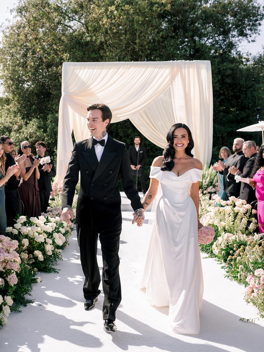 archivefordemi's tweet photo. this new wedding picture. her smile. 🥺 https://t.co/qRxb7HG3uV