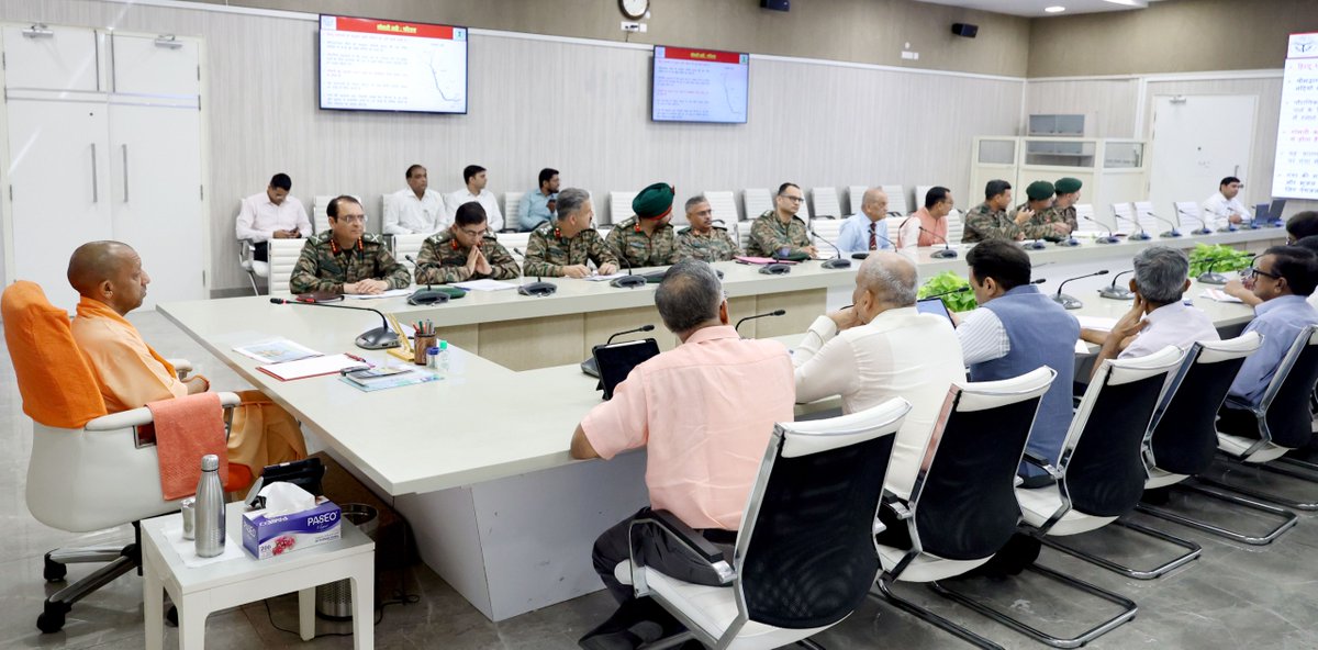<a href="/myogiadityanath/">Yogi Adityanath</a> राष्ट्रीय स्वच्छ गंगा मिशन के अंतर्गत इसी वर्ष जनवरी में गठित गोमती टास्क फोर्स में राज्य स्वच्छ गंगा मिशन के परियोजना निदेशक, सिंचाई विभाग, प्रदूषण नियंत्रण बोर्ड, जल निगम, लखनऊ नगर निगम, लखनऊ विकास प्राधिकरण तथा अन्य संस्थानों के प्रतिनिधियों के साथ-साथ विशेषज्ञों को भी