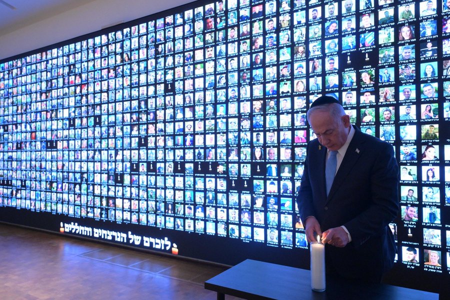 kyg_best's tweet image. Prime Minister Benjamin Netanyahu visited the National Library&apos;s memorial wall today, lighting a candle in honor of the war&apos;s victims and fallen heroes.