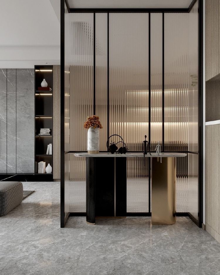 “ الزجاج المخدّد - Fluted Glass “

من الخامات اللي تجمع بين الضوء والخصوصية،
يعطي المكان لمسة فندقية ناعمة ويكسر الجمود بطريقة راقية، يُستخدم بالعادة في الفواصل والأبواب .

تبدأ أسعاره من ٣٥٠ ريال للمتر الى ٦٠٠ " تقريبًا "
حسب السّمك 

#تصميم_داخلي