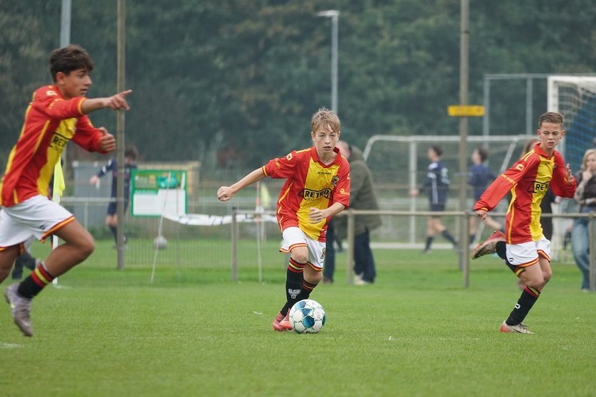 Go Ahead Eagles O14 - Victoria O14, 1-1. Moeite met kansen uitspelen tegen de enorm grote spelers van Victoria. Teveel verkeerde keuzes en dat is jammer. Wel enorm veel energie geleverd en op de aanval gespeeld om te winnen.