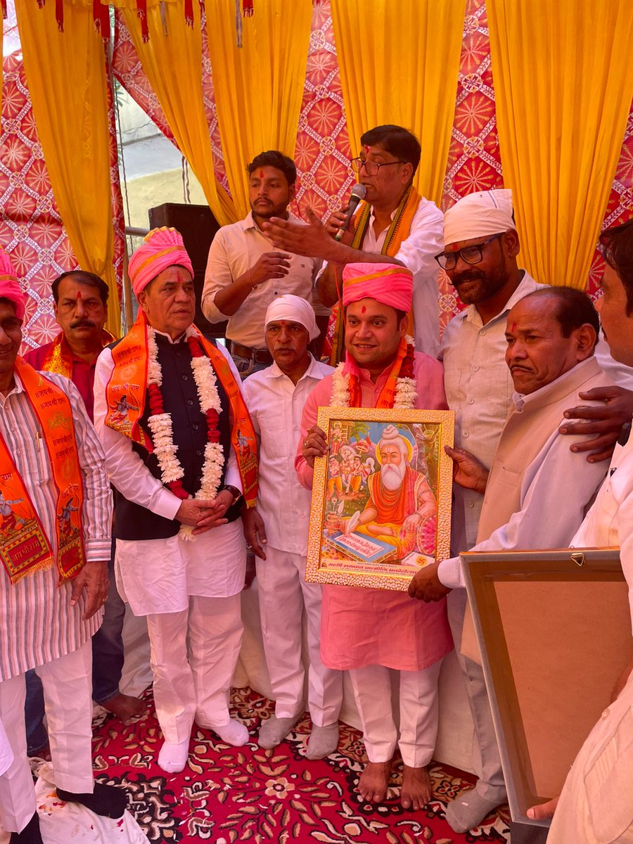 Puneet Sharma ( मोदी का परिवार ) (@puneetsharmamcd) on Twitter photo 🙏 हरिजन बस्ती में पहुँचकर महर्षि वाल्मीकि जी को पुष्पांजलि अर्पित कर नमन किया।
उनकी शिक्षाएँ आज भी मानवता और समानता का मार्ग दिखाती हैं। <a href="/gupta_rekha/">Rekha Gupta</a> <a href="/ManojTiwariMP/">Manoj Tiwari</a> <a href="/Virend_Sachdeva/">Virendraa Sachdeva</a> <a href="/PavanRanaRSS/">Pavan Rana</a> <a href="/BJP4Delhi/">BJP Delhi</a> <a href="/MCD_Delhi/">Municipal Corporation of Delhi</a> 🙏 हरिजन बस्ती में पहुँचकर महर्षि वाल्मीकि जी को पुष्पांजलि अर्पित कर नमन किया।
उनकी शिक्षाएँ आज भी मानवता और समानता का मार्ग दिखाती हैं। <a href="/gupta_rekha/">Rekha Gupta</a> <a href="/ManojTiwariMP/">Manoj Tiwari</a> <a href="/Virend_Sachdeva/">Virendraa Sachdeva</a> <a href="/PavanRanaRSS/">Pavan Rana</a> <a href="/BJP4Delhi/">BJP Delhi</a> <a href="/MCD_Delhi/">Municipal Corporation of Delhi</a>