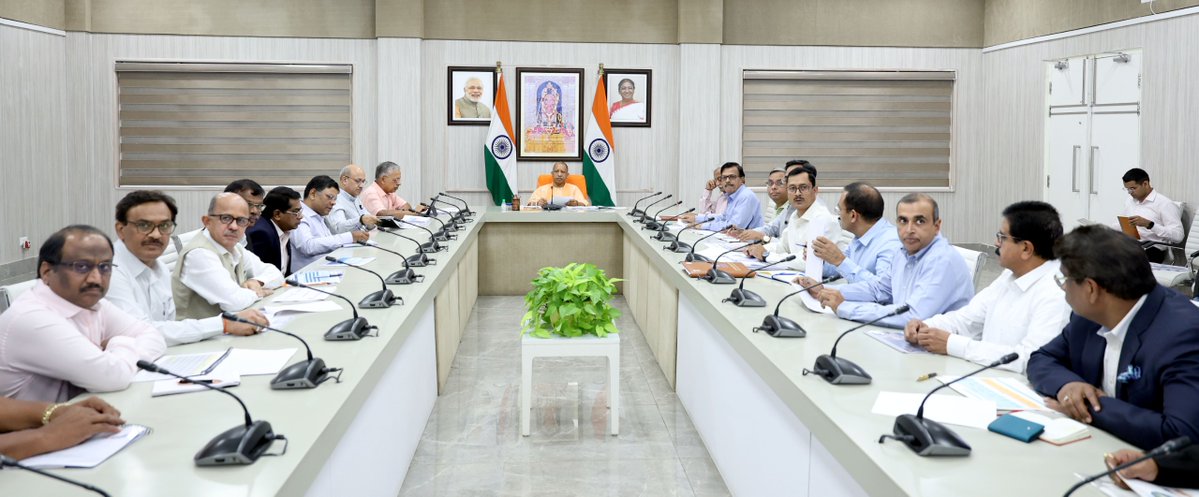 CMOfficeUP's tweet image. #UPCM @myogiadityanath ने आज जनपद लखनऊ स्थित अपने सरकारी आवास पर आहूत एक उच्चस्तरीय बैठक में ‘जल जीवन मिशन-हर घर नल योजना’ की अद्यतन स्थिति की समीक्षा की। 

बैठक में नमामि गंगे एवं ग्रामीण जलापूर्ति विभाग, जल निगम और विभिन्न कार्यदायी संस्थाओं के वरिष्ठ अधिकारियों ने विस्तृत…