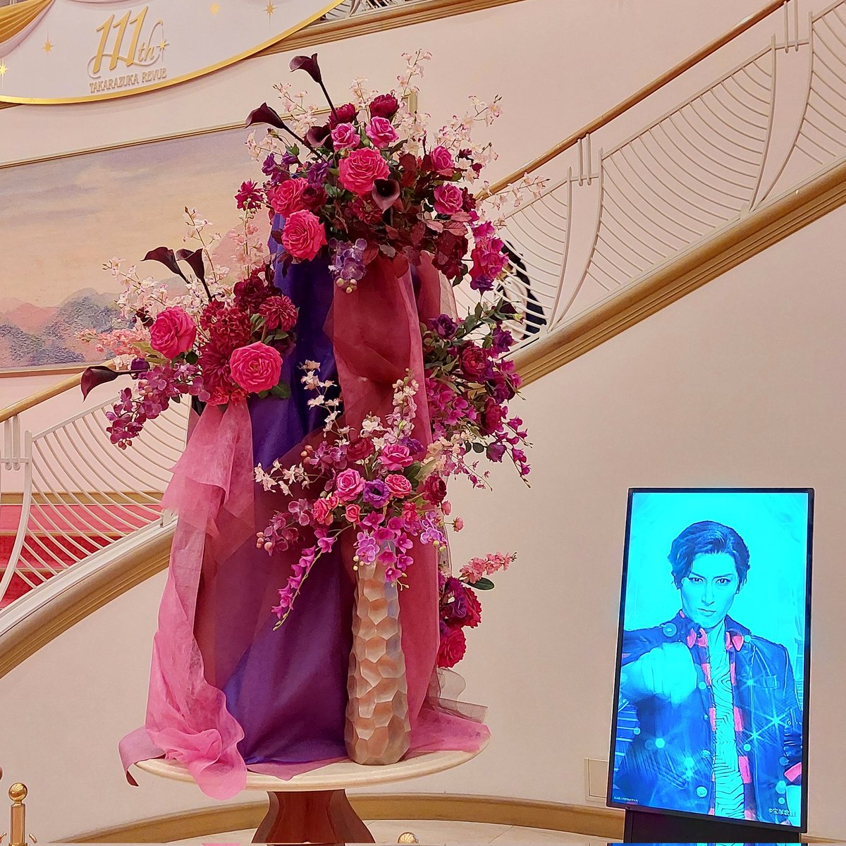 購入品や写真等を見て遠征の思い出を振り返り改めて幸福に包まれているのですが、私この場所で水美さんの映像になった瞬間に撮影するのが異様に上手かったです。念のために数回撮ったのですが全てきちんと水美さんでした🩵