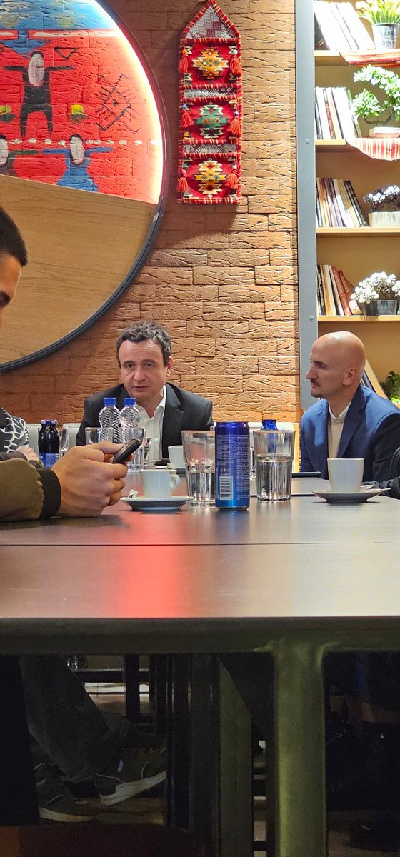 flagone's tweet image. Sonte në ora 18:00 kryeministri @albinkurti vizitoj qytetarët e lagjes Tophane, në restaurantin e njohur Tadon, te xhamia e Llapit.