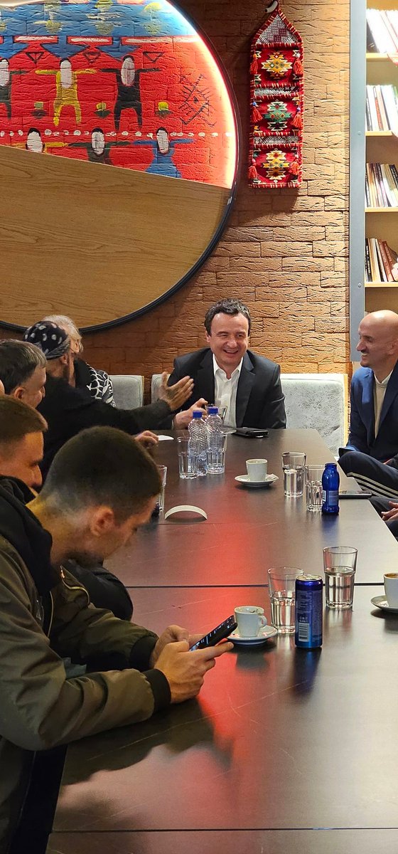 flagone's tweet image. Sonte në ora 18:00 kryeministri @albinkurti vizitoj qytetarët e lagjes Tophane, në restaurantin e njohur Tadon, te xhamia e Llapit.