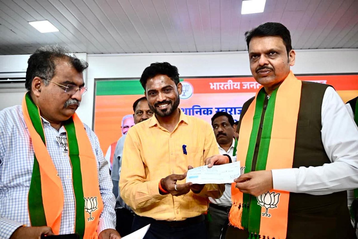 दिलदार पणा असावा तर असा..
भाजपाचे प्रदेश कार्यालय सेक्रेटरी आदरणीय <a href="/BharatRaut_BJP/">Bharat Raut-भरत राऊत</a> यांनी महाराष्ट्रात अतिवृष्टीमुळे जे नुकसान झाले,त्यासाठी एक योगदान म्हणून स्वतःचा एक महिन्याच्या पगाराची रक्कम आदरणीय मुख्यमंत्री <a href="/Dev_Fadnavis/">Devendra Fadnavis</a> जी यांच्याकडे मदत स्वरूपात सुपूर्द केली.