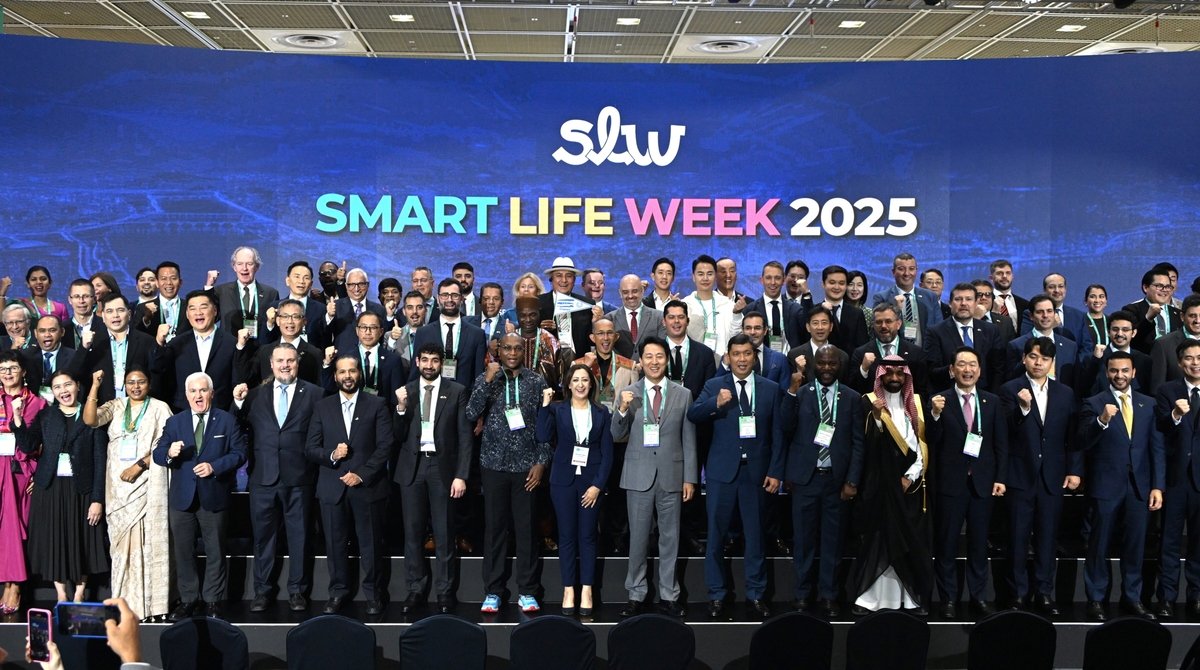 DeepRobotics_CN's tweet image. Wrapping up an amazing week at #SmartLifeWeek2025 in Seoul

We showcased our #X30, #M20 &amp;amp; #Lite3 quadruped robots at Smart Life Week — Korea’s “CES of AI &amp;amp; robotics.”

As the only invited Chinese robotics company, we were thrilled to connect with 330+ global innovators and…