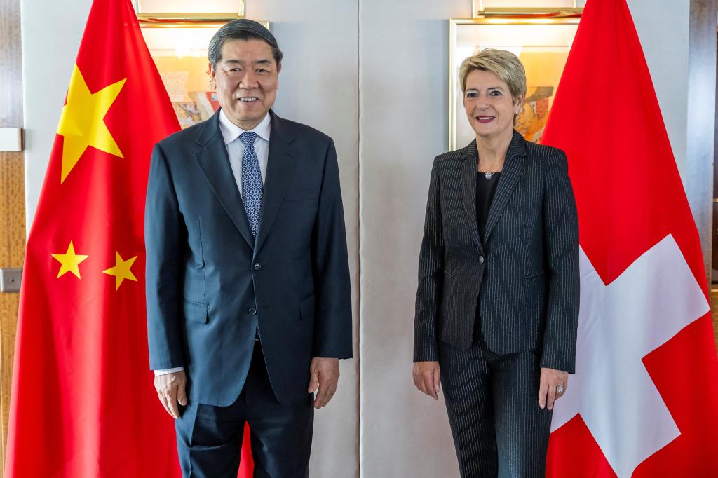 CRPYTOLORDXM's tweet image. ๐๐๐ JUST IN ๐๐๐
๐จ๐ญ๐จ๐ณ๐บ๐ธ Switzerland seeks closer trade ties with China while talks with the US continue to lower record-high tariffs, Bloomberg reports. ๐๐๐
Will this reshape global trade dynamics? ๐
#TradeWar