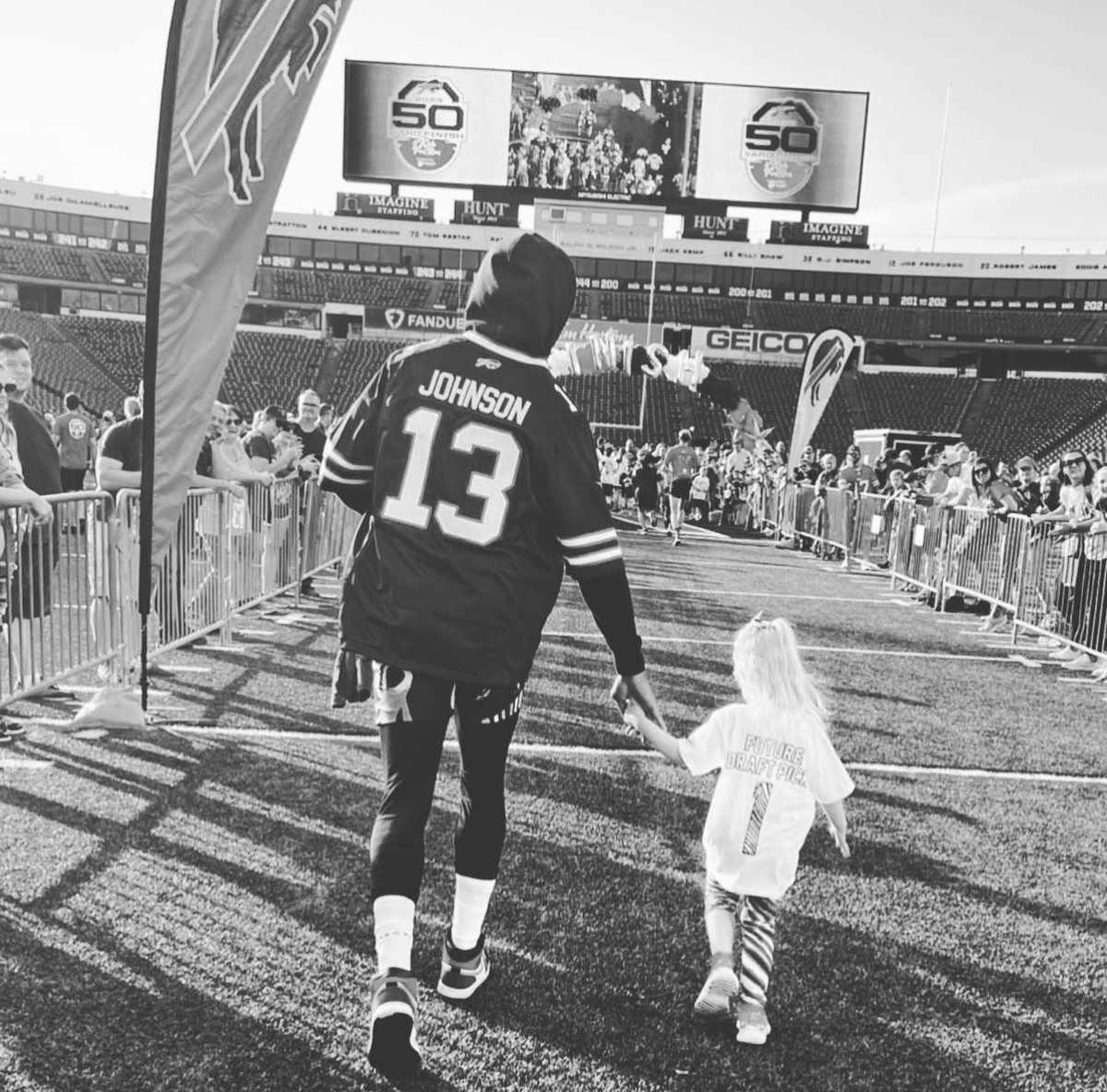 StevieJohnson13's tweet image. BillsMafia Fun Facts:

I crossed the 50 with Cousin Brian &amp;amp; Tara Billano’s daughter at the @BuffaloBills 5K Fun Run.

Generations of #BillsMafia running together. #SJ13 #HandleBizHaveFun 

Ps: @LabattUSA 🏈💯🍻🫡 Go Bills.