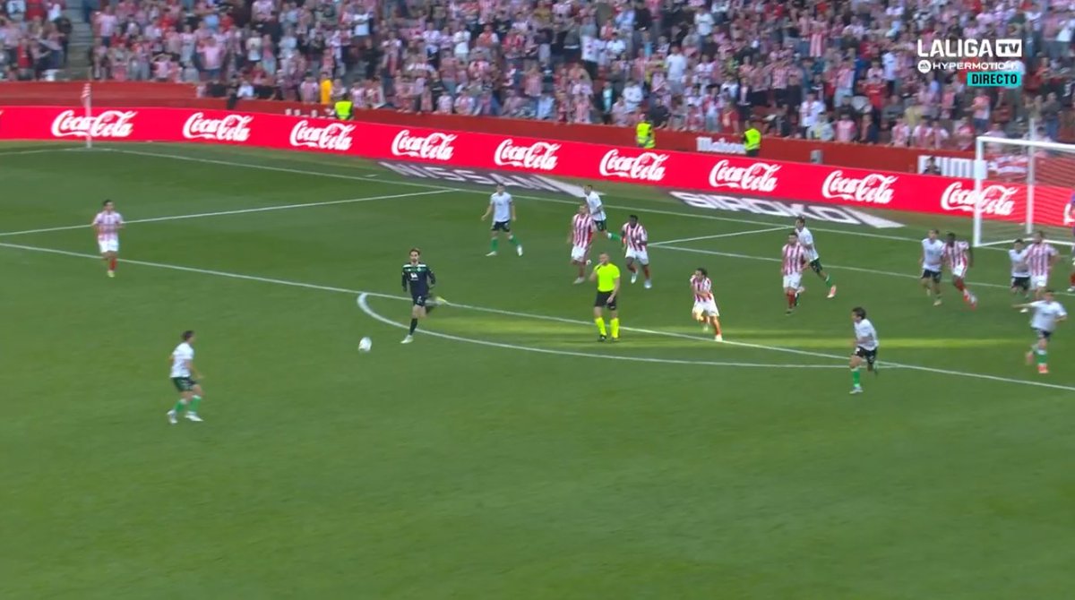 ArchivoVAR's tweet image. ⁉️💥 ¿Actuó correctamente Orellana Cid en el final del Sporting - Racing?

✅ 𝗦𝗜

👉🏻 El colegiado esperó a que el balón se alejase del área para señalar el final del partido.

▪️ Tras hacerlo, en la primera imagen, sin haber inmediatez, Mario García golpeó el balón.