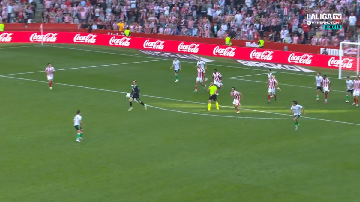 ArchivoVAR's tweet image. ⁉️💥 ¿Actuó correctamente Orellana Cid en el final del Sporting - Racing?

✅ 𝗦𝗜

👉🏻 El colegiado esperó a que el balón se alejase del área para señalar el final del partido.

▪️ Tras hacerlo, en la primera imagen, sin haber inmediatez, Mario García golpeó el balón.