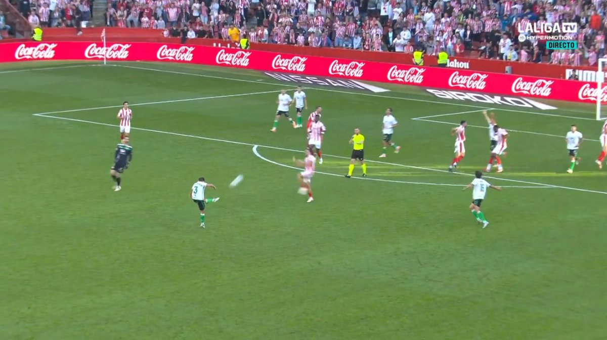 ArchivoVAR's tweet image. ⁉️💥 ¿Actuó correctamente Orellana Cid en el final del Sporting - Racing?

✅ 𝗦𝗜

👉🏻 El colegiado esperó a que el balón se alejase del área para señalar el final del partido.

▪️ Tras hacerlo, en la primera imagen, sin haber inmediatez, Mario García golpeó el balón.