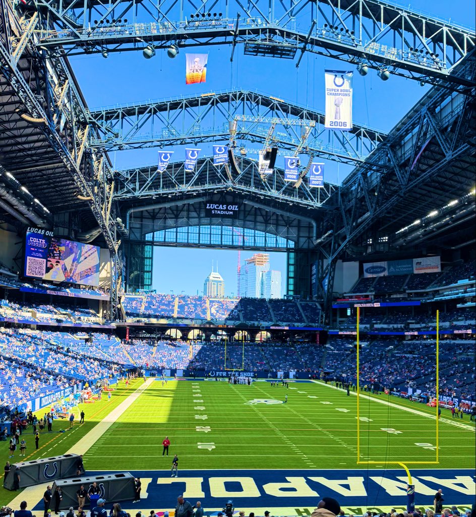 K8Fryman's tweet image. I know it sucks for everyone watching at home but roof and window open is ELITE for everyone in the stadium