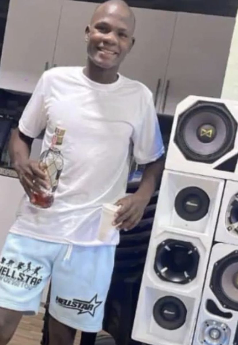 Hombre mata a otro próximo al vertedero de Cancino Adentro. La victimaria es identificado como Erick Ortiz, alias “Kamajan”  y el  presunto asesino es reconocido como “Leuris” quien emprendió la huida tras cometer el hecho. Hasta el momento la @policianacionalrdo no ha visitado.